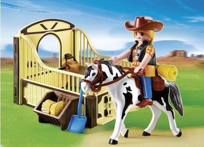 Tinker met bruin-gele paardenbox / Cheval et aventurière