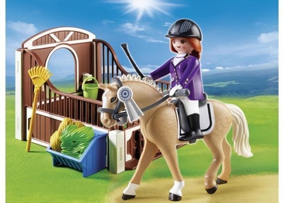 Warmbloedpaard met wit-bruine paardenbox / Cheval Warmblood et cavalière
