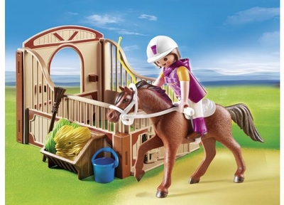 Shagya Arabier met bruin-beige paardenbox / Cheval Shagya et cavalière