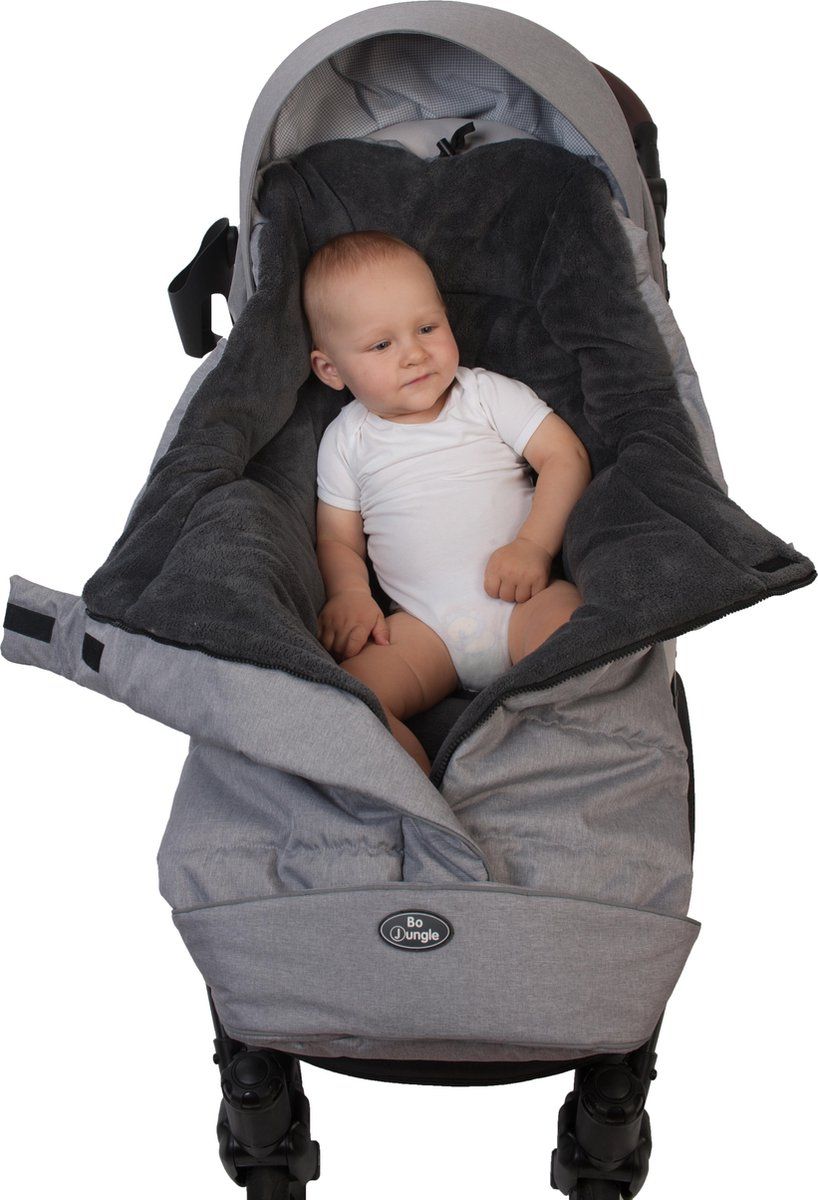 Bo Jungle - Voetenzak Buggy universeel - Waterbestendig - Windbestendig - Fleece voering - Winter - Met kap - Wasbaar - Anti-slip onderkant - Kinderwagen - Geschikt voor 5 puntsgordel - Thermo Foormuff Universal Licht Grijs