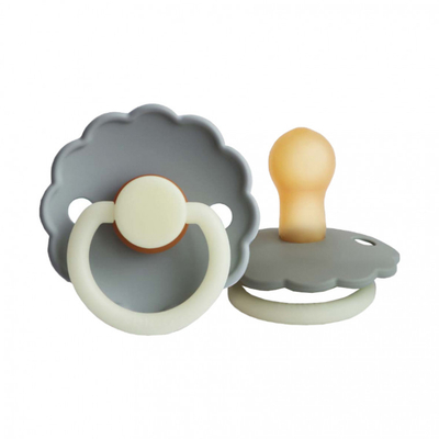 FRIGG Daisy Glow In The Dark Fopspeen French Gray / Portobello 0-6 Mnd 2 Stuks